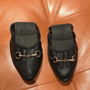 Ballerina skor från billi bi  - Super fina ballerina skor från billi bi. Går att fälla ihop vilket gör dem små och lätta att ta med. Äkta läder och passar super bra nu i sommar!! Skon är också i mycket bra skick då den är använd ett fåtal gånger. 