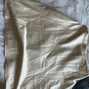 Silkeskjol - Helt ny och oanvänd kjol 