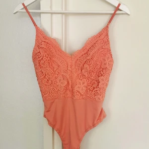 Linne - Fint persikofärgat/gammelrosa linne/body från Boohoo. Helt oanvänd och i nyskick. Petit XS
