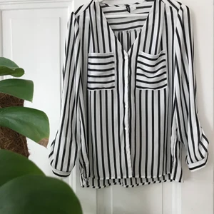 V-ringad randig skjorta - Säljer denna fina skjorta, då den ej kommer till användning längre. Tunnt härligt material, bra skick, hel och ren! Passar bra till både fest och vardags🥰 skriv för mer info!