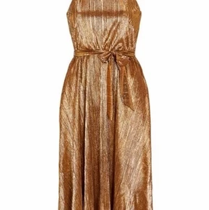 Guldklänning (oanvänd) - Fin guldig klänning som når över knäna. Aldrig använd. Köpt på Whoops i Lund. Nypris 699kr. Kvitto finns! 