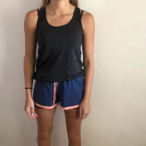 Träning - Säljer ett par adidas shorts st S & träningslinne i st XS. Shortsen kostar 120kr Linnet: 70kr