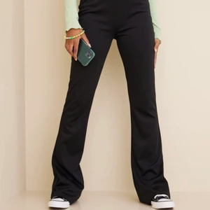 Nakd byxor - Högmidjade byxor från nakd. Mjukt material. Sitter bra runt midjan. Aldrig använda. Storlek M. Skulle nog kunna passa S också då dom satt tajt på mig. 💗