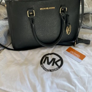 Michael Kors väska - Fin Michael Kors väska i fint skick! Köpt 2016 för ca 3500kr. Ge rimliga förslag på pris😊