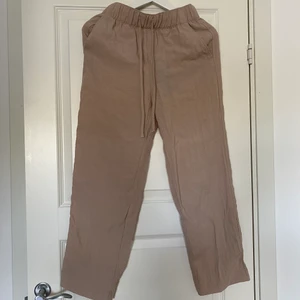 Linnebyxor - Säljer linnebyxor i fint skick från H&M i storlek XS. Om du har frågor eller vill ha fler bilder är du välkommen att höra av dig💕
