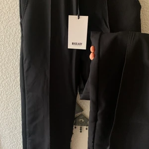 Svarta kostymbyxor  - Långa kostymbyxor från madlady! Stretchiga med snygg passform helt oanvända med prislappkvar i st S. Skriv gärna vid frågor och om pris✨.