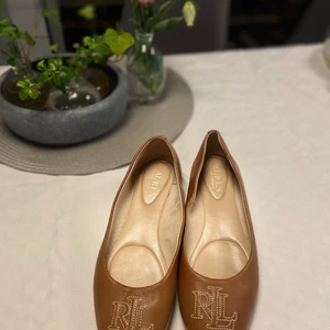 Ralph Lauren ballerinaskor - Äkta ralph lauren ballerina skor i gott skick, använda fåtal gånger. 