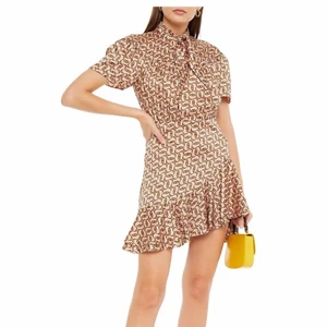 Sandro klänning - Nice unik sandro klänning! Nypris ca 3000. Helt oanvänd med prislapp kvar och kvitto💕💕har inga egna bilder tyvärr. Fransk strl 40 vilket motsvarar strl 38 .