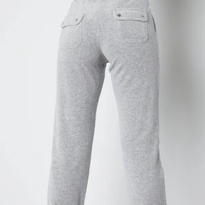 Grå Juicy Couture stolek M - Hej, jag säljer mina gråa Juicy Couture byxor stolek M, säljer byxorna pågrund av att det är för långa på mig ❤️ byxorna är ganska andvönda men ändå i bra skick 👍 metalgrejen på byxorna har tyvärr gått bort och är borta men annars super skick ❤️