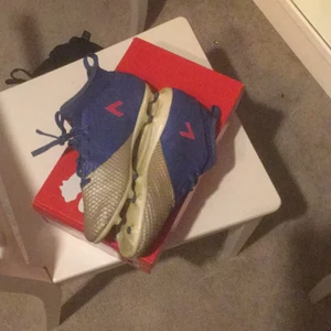 Adidas - Ett par oandväna fotbollsskor har bara prövats engång vid gräsplan för att sägas till att dem sitter bra o dem sätt perfekt i äffar 1299 väldigt bra skor kan ha alla olika snören 