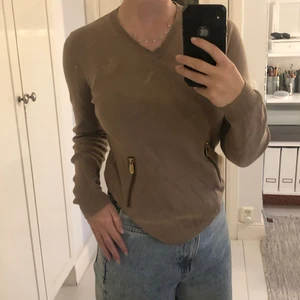 JH collection ridtröja  - Skit snygg brun långärmad JH tröja. Storlek XS och sitte bra över kroppen. Köparen står för frakt!