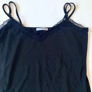 Svart linne med spets  - Gulligt linne med spetsdetaljer🌸 passar både tills fest och vardag 