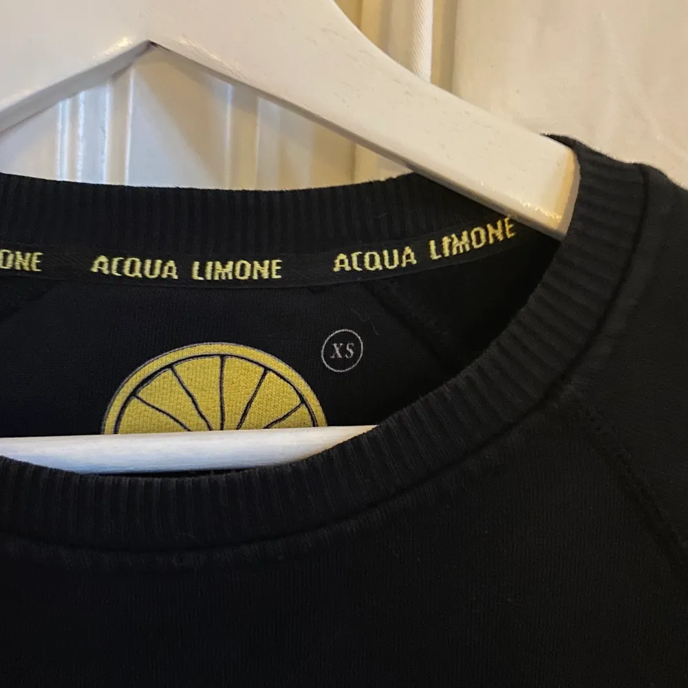 svart Acqua Limone sweatshirt i storlek xs, använder inte mer och är i bra skick!🤍🤍. Tröjor & Koftor.