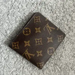 Väldigt fin fake Louis Vuitton plånbok. Man ser inte att det är fake