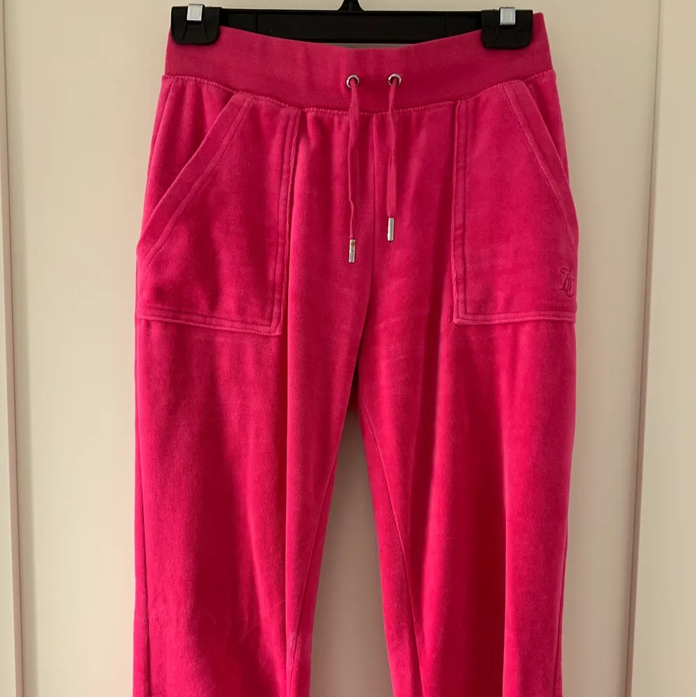 Säljer nu mina rosa juicy byxor! Fint skick, men lite färg har skvats av från metallen på ena bandet (se bild 3) därav det billigare priset❤️. Jeans & Byxor.