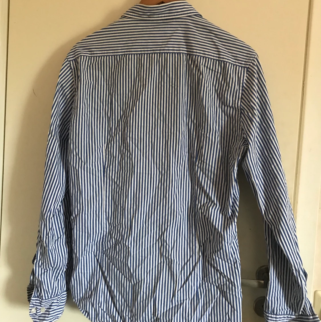 Vit och blå randig skjorta i strl M - 90