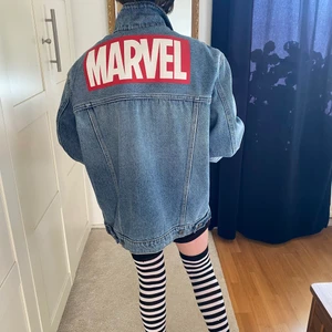 Marvel jeansjacka - Jeansjacka med Marvel-tryck. Modellen är en 12åring. Storleken är vuxen S/M. Som ny. Endast leverans, skickas måndag. Jag samfraktar 😇