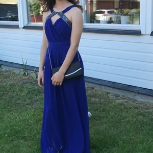 Marinblå Balklänning  - Jätte fin balklänning endast använd vid 1 tidigare tillfälle. Uppsydd och passar perfekt för mig som är 162 cm lång