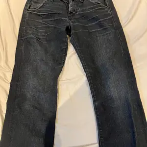 Säljer dessa super snygga Lee jeans pga ingen användning och vill bli av med de
