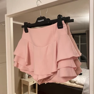 Zara kjol  - Söt rosa kjol från zara. Har shorts inuti! Lappen hänger kvar och är aldrig använd. Säljer pga att den är för liten! Nypris 349kr.