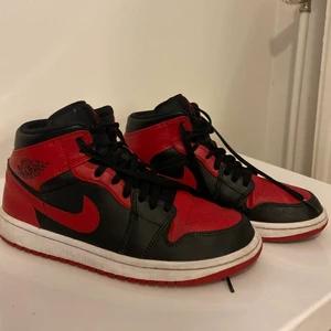 Jordan 1 - Säljer dessa supersnygga Jordan 1 mid banned i storlek 42. Har haft dem i ca 1 år men trots det är det mycket bra skick på skorna. Orginallåda medföljer ej ❗️köparen står för frakten❗️priset kan diskuteras 