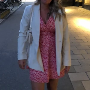 Skitsnygg kavaj!  - Säljer min skitsnygga kavaj då jag har alldeles för många!! Använd fåtal gånger något figursydd! Stl 38 men passa även mindre storlekar för att få en ocersize fit!! Har du mer frågor bara att fråga!!😍