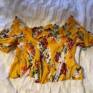 Oanvänd sommartopp - Helt oanvänd sommartopp som formar kroppen fint