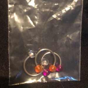 Septum piercing  - Septum piercingar! Aldirg använda, köp alla för 55kr eller en för 25kr. 1 men orangea kulor, 1 vit/genomskinlig och 1 rosa 