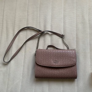 Guess väska  - Säljer nu min ursnygga axelrems väska från guess. Väskan är i en ljusrosa färg och passar till det mesta. Priset kan diskuteras vid snabb affär.😁