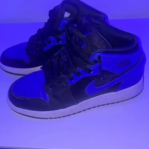 Jordans  - Säljer mina näst intill oanvända skor, lite creeasade men fint skick. Köpte för 2000kr säljer för 1500kr