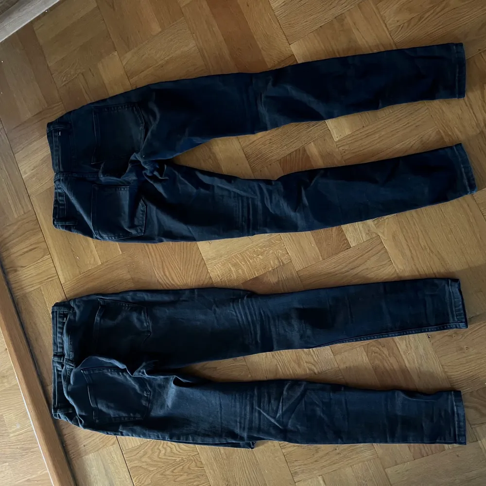 Svarta jeans från lager 157 i modell Snake (har två par likadana). Jeans & Byxor.
