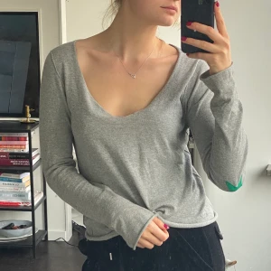 Zadig & Voltaire tröja - Underbar Zadig tröja med gröna stjärnor i läder på armbågarna. SÅ flattering passform på bröstkorgen. 