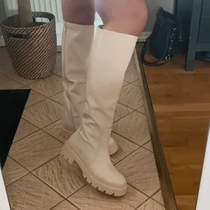 Beiga boots 🤍🤍 - Beiga boots i strl 39 från Boohoo som aldrig är använda. Säljer för jag inte får användning för dom tyvärr. Säljer för 349kr. Direkpris 449kr, många är intresserade 🤍🤍