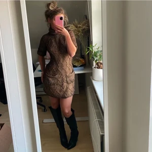 stickad klänning - skitsnygg guld stickad klänning, från mango och stl s!!