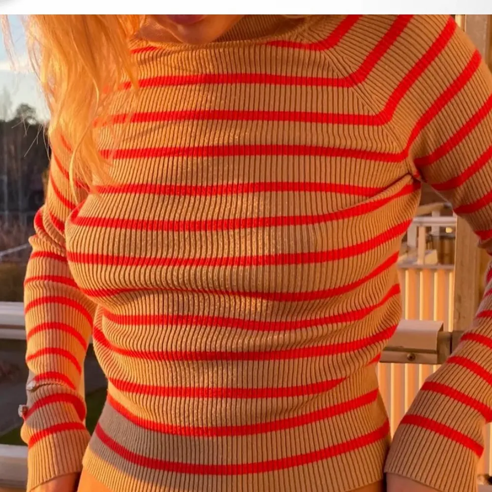 Säljer denna beige orange färgade tröjan, som passar perfekt till våren och hösten! Tröjan är i sig själv väldigt stretchig så skulle passa upp till XS-L. (Lånade bilder) . Tröjor & Koftor.