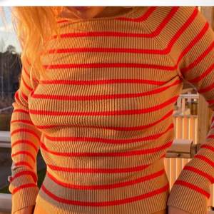 Säljer denna beige orange färgade tröjan, som passar perfekt till våren och hösten! Tröjan är i sig själv väldigt stretchig så skulle passa upp till XS-L. (Lånade bilder) 