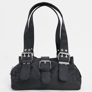 Axelremsväska  - En rymlig axelremsväska med fina detaljer, får plats med allt man behöver under dagen🦋 hör av er vid minsta intresse eller fundering!💕 spårbar frakt på 49kr tillkommer📦