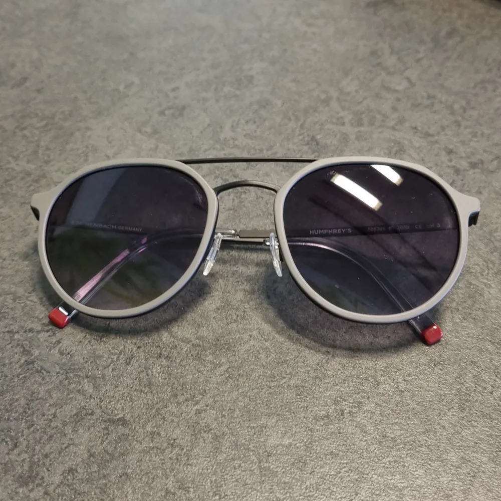 Humphrey's solglasögon från Eschenbach eyewear säljes utan fodral. Svarta bågar med grå ram runt svart tonat glas utan styrka. Mer bilder kan delas efter förfrågning pris kan även diskuteras!. Asusteet.