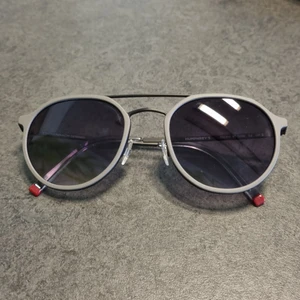 Humphrey's solglasögon cat.3 - Humphrey's solglasögon från Eschenbach eyewear säljes utan fodral. Svarta bågar med grå ram runt svart tonat glas utan styrka. Mer bilder kan delas efter förfrågning pris kan även diskuteras!