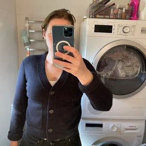 Kort mörkblå kofta fr French connection - Fin mörkblå kofta från French Connection i väldigt fint skick 