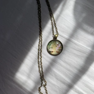 Halsband  - Guldigt halsband med sött motiv 