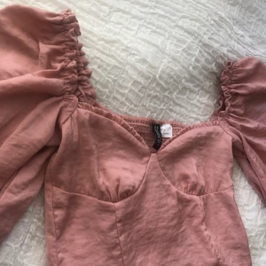 Klänning blekrosa puff - Klänning med supersöta puffärmar från HM. Storlek 32. 