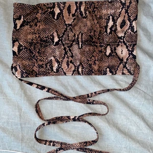 Bandeau topp - Oanvänd bandeau topp med snörning i midjan i storlek XL men är mindre i storleken och passar bäst på en storlek L