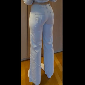 Cargoliknande byxor  - Intressekoll på så jäkla coola brallor som är unika !!! Sitter tajt men bra i midjan på mig som har en mindre midja men är lite lite tajta på höfterna/rumpan. Tyckte de var lite korta på mig som är 173cm (LÅNGA ben) så har sprättat upp någon centimeter eller 2! Skriv privat för fler bilder☺️ 