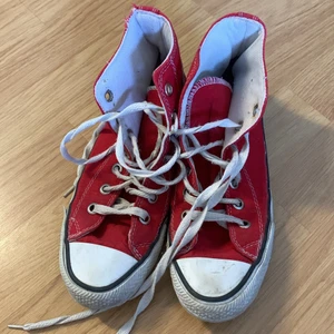 Röda converse - Röda converse jag växt ur. De är ganska slitna men fortfarande jättefina. Köparen står för frakt.