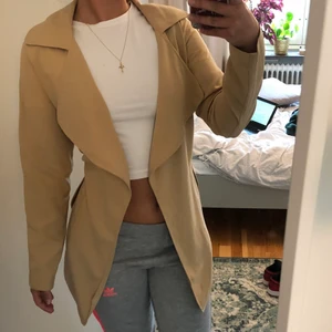 Trenchcoat  - Trenchcoat från bikbok använder aldrig 