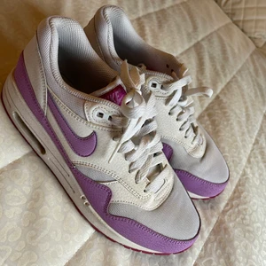 Nike lila vit storlek 38 - Nike air köpte i usa använda några gånger och är fort i bra skick 
