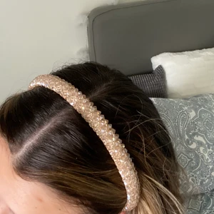 Diadem - Säljer detta jättefina diademet eftersom det inte riktigt passar min hårfärg när jag är blond💕💕