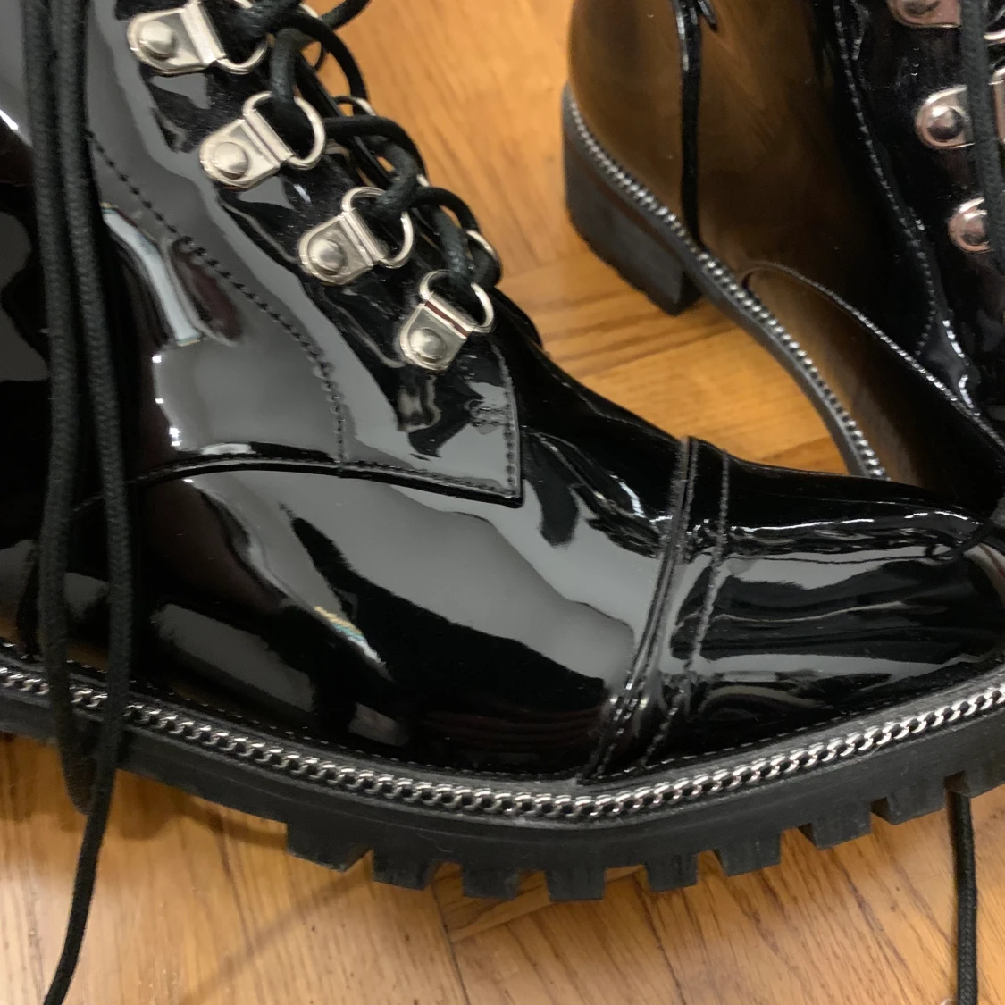 Lack boots med kedjor - 91