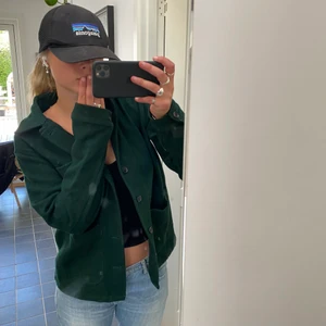Grön jacka - Grön jacka från Lagret 🖤 mindre grön i verkligheten! Perfekt nu i vår och sommar. 